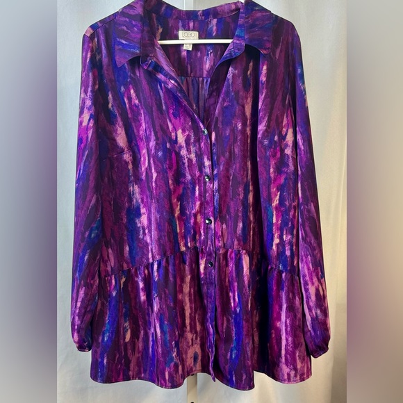 LOGO by Lori Goldstein Tops - LOGO by Lori Goldstein Purple Stretch Abstract Button Front Blouse Size‎ Large